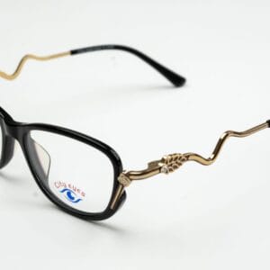 Home تصميم أنيق يجمع بين واجهة استيت سوداء لامعة وأيادٍ معدنية فاخرة مطلية باللون الذهبي اللامع مع تفاصيل زخرفية راقية مزينة بفص كريستال أنيق. يتميز الفريم بمزيج مثالي بين الفخامة والعملية ليمنحك إطلالة عصرية ساحرة تعكس ذوقك الرفيع.