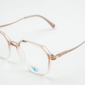 تصميم عصري أنيق يجمع بين واجهة استيت شفافة متدرجة من وردي روز ناعم إلى شفاف فاتح، مع أيادٍ معدنية رفيعة مطلية بلون روز جولد أنيق يمنحك لمسة فاخرة متناسقة. يتميز الفريم بخطوط هندسية مميزة تمنحك إطلالة عصرية راقية تعكس ذوقك الأنيق وأنوثتك الناعمة.