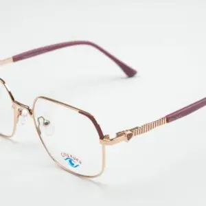 Home تصميم أنثوي أنيق يجمع بين الإطار المعدني الفاخر ولونه الذهبي الوردي اللامع، مع أيادٍ ملبسة بلون موف عصري يمنحك مظهراً فريداً وراقياً.