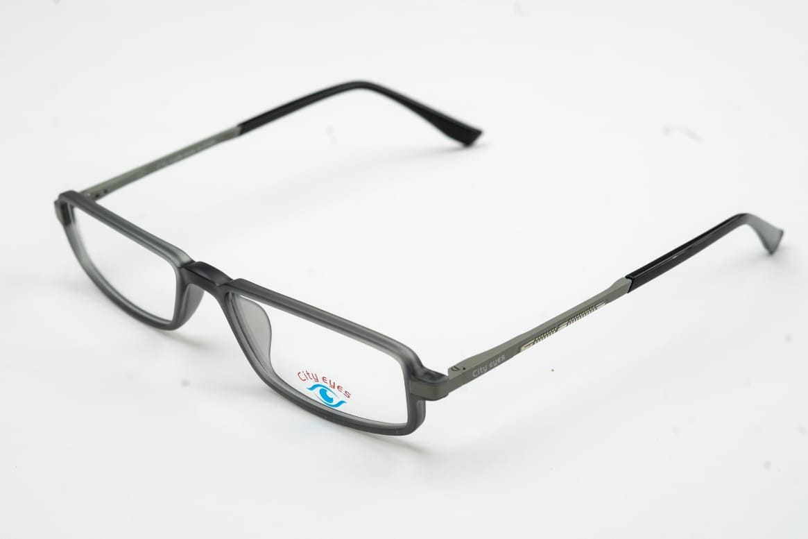 رمادي معدني مطفي فريم هاف مون للقراءة من City Eyes تصميم عملي وخفيف مصنوع من خامة الـ TR90 عالية الجودة، يتميز بإطار أمامي صغير مخصص للقراءة فقط. يأتي الفريم بلون رمادي ثابت أنيق مع أيادي معدنية بلون رمادي معدني مطفي، ليجمع بين العملية والمظهر العصري في تصميم واحد. مناسب للأشخاص الباحثين عن فريم خفيف ومريح للاستخدام اليومي في القراءة المطوّلة.