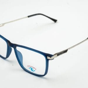 فريم رجالي عصري من City Eyes تصميم أنيق يجمع بين خفة خامة الـ TR90 المميزة والمتانة العالية للأيادي المعدنية الرفيعة، ليمنحك راحة وأناقة تدوم طوال اليوم. يأتي الفريم بلون أزرق كحلي متدرج فريد مع أيادي فضية لامعة، ليضفي لمسة من التميز على جميع إطلالاتك. مناسب للرجال الباحثين عن تصميم عصري يجمع بين الأناقة العملية والراحة اليومية سواء في العمل أو المناسبات.