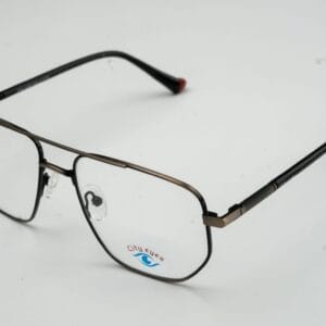 فريم رجالي فاخر من City Eyes تصميم عصري أنيق يجمع بين المعدن الاستيل الفاخر وخفة الوزن، مع لمسات دقيقة تمنحك مظهرًا فخمًا ومميزًا. يتميز الفريم بلون نحاسي مدرّج إلى أسود يمنح إطلالتك لمسة من القوة والجاذبية.