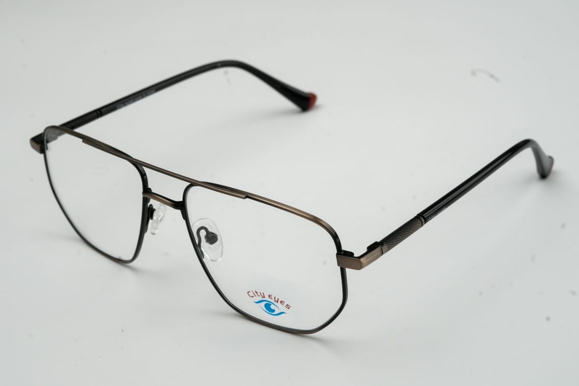 فريم بلون نحاسي مدرّج إلى أسود يمنح إطلالتك لمسة من القوة والجاذبية فريم رجالي فاخر من City Eyes تصميم عصري أنيق يجمع بين المعدن الاستيل الفاخر وخفة الوزن، مع لمسات دقيقة تمنحك مظهرًا فخمًا ومميزًا. يتميز الفريم بلون نحاسي مدرّج إلى أسود يمنح إطلالتك لمسة من القوة والجاذبية.