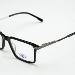 تصميم أنيق يجمع بين خامة الاستيت الفاخرة للواجهة الأمامية وخفة المعدن الاستيل في الأذرع، ليمنحك مزيجًا مثاليًا من الفخامة والراحة. يتميز الفريم بلون أسود لامع مع تفاصيل محفورة بدقة عالية تمنح مظهراً عصرياً وجذاباً.