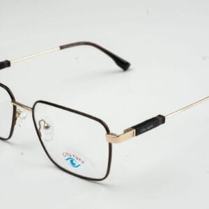 Home فريم رجالي استيل فاخر باللون البني الداكن مع تفاصيل ذهبية – من City Eyes تصميم أنيق مصنوع من استيل فاخر مقاوم للصدأ يتميز بخفة الوزن وقوة التحمل. الواجهة باللون البني الداكن مع تفاصيل جانبية باللون الذهبي الأنيق تمنح الفريم لمسة فاخرة تناسب جميع الإطلالات العصرية والرسمية. الأيادي الرفيعة توفر راحة عالية عند الاستخدام اليومي، مع إمكانية تركيب جميع أنواع العدسات الطبية والمضادة للانعكاس بسهولة.