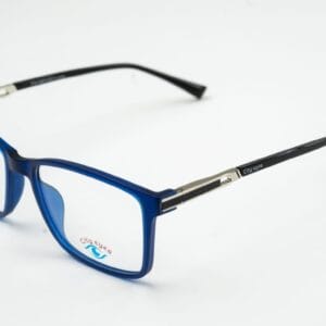 فريم رجالي فاخر TR90 باللون الأزرق الملكي الشفاف مع أيادٍ ملبّسة بتفاصيل فضية من City Eyes تصميم حديث يجمع بين الأناقة العصرية والراحة الفائقة بفضل خامة TR90 الفاخرة خفيفة الوزن، مع عدسات أوسع أفقيًا لإطلالة أكثر عصرية وانفتاحًا على الوجه. يأتي الفريم بلون أزرق ملكي شفاف يمنحك مظهراً أنيقاً ومختلفاً، مع أيادٍ ملبّسة معدنية بتفاصيل فضية تزيده فخامة وجاذبية.