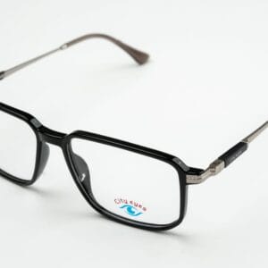 فريم رجالي عصري من City Eyes تصميم أنيق يجمع بين خفة خامة الـ TR90 الفاخرة والمتانة العالية للأيادي المعدنية الرفيعة، ليمنحك راحة وأناقة تدوم طوال اليوم. يتميز الفريم بلون أسود كلاسيكي أنيق مع أيادي معدنية باللون رمادي معدني مطفي، ليضفي لمسة فاخرة تناسب جميع الإطلالات العصرية والرسمية. مناسب للرجال الباحثين عن الأناقة العملية مع تصميم متين وخفيف للاستخدام اليومي أو المناسبات الخاصة.