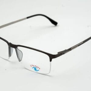 Home فريم رجالي فاخر من City Eyes تصميم نصف إطار أنيق يجمع بين المعدن عالي الجودة وخفة الوزن ليمنحك راحة وأناقة في آن واحد. يتميز الفريم بواجهة علوية رفيعة مطلية بلون رمادي معدني مطفي فاخر يمنحه مظهراً عصرياً راقياً، مع تصميم انسيابي يعزز جاذبيته. الأيادي مصنوعة من معدن متين وخفيف مع تغليف استيت أسود لامع في الأطراف لتوفير راحة مثالية وثبات خلف الأذن. مناسب للرجال الباحثين عن إطلالة عملية وأنيقة بفريم خفيف الوزن وعصري يناسب العمل والمناسبات اليومية.